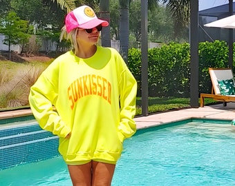 Felpa colorata da spiaggia baciata dal sole, estiva, girocollo oversize, felpe preppy, camicia da spiaggia, abbigliamento preppy, abbigliamento da spiaggia alla moda per le vacanze.