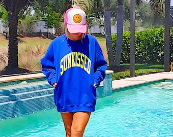 Felpa colorata da spiaggia baciata dal sole, estiva, girocollo oversize, felpe preppy, camicia da spiaggia, abbigliamento preppy, abbigliamento da spiaggia alla moda per le vacanze.