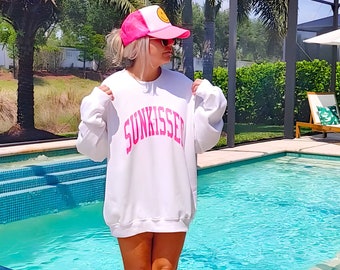 Felpa colorata da spiaggia baciata dal sole, estiva, girocollo oversize, felpe preppy, camicia da spiaggia, abbigliamento preppy, abbigliamento da spiaggia alla moda per le vacanze.