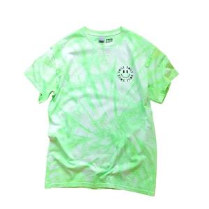 Sonrisa Tie Dye Camiseta Happy Face Neon Green Retro Tie-Dye Shirt Unisex Boho Tee Camiseta de gran tamaño Trendy Neon Womens Tie Dye Camiseta