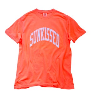 Camiseta rosa neón besada por el sol, camisetas de verano, camisetas oversize, camisetas preppy, camisetas playeras, ropa preppy, camisa de colores cómodos, camiseta de verano de moda Neon Orange