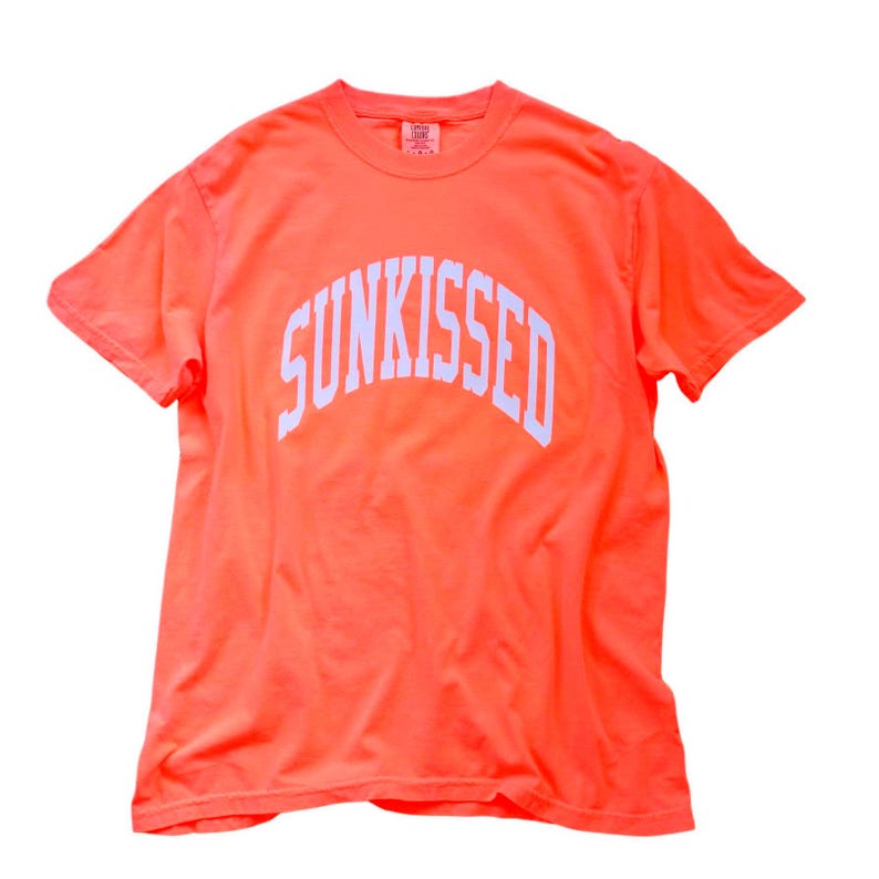 Camiseta rosa neón besada por el sol, camisetas de verano, camisetas oversize, camisetas preppy, camisetas playeras, ropa preppy, camisa de colores cómodos, camiseta de verano de moda Neon Orange