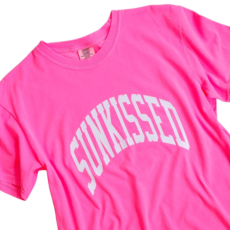 Camiseta rosa neón besada por el sol, camisetas de verano, camisetas oversize, camisetas preppy, camisetas playeras, ropa preppy, camisa de colores cómodos, camiseta de verano de moda imagen 5
