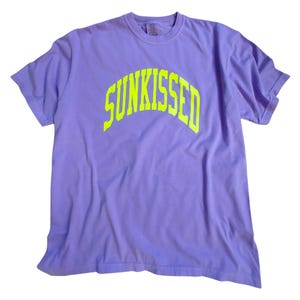 Camiseta rosa neón besada por el sol, camisetas de verano, camisetas oversize, camisetas preppy, camisetas playeras, ropa preppy, camisa de colores cómodos, camiseta de verano de moda Violet Purple