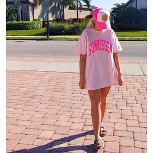 Camiseta rosa neón besada por el sol, camisetas de verano, camisetas oversize, camisetas preppy, camisetas playeras, ropa preppy, camisa de colores cómodos, camiseta de verano de moda imagen 13