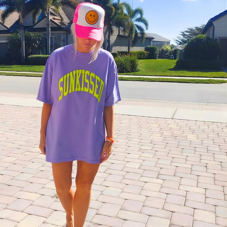 Camiseta rosa neón besada por el sol, camisetas de verano, camisetas oversize, camisetas preppy, camisetas playeras, ropa preppy, camisa de colores cómodos, camiseta de verano de moda imagen 17
