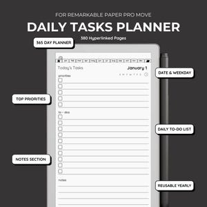 Puede incluir: Un planificador digital de tareas diarias con el texto "DAILY TASKS PLANNER" y "365 DAY PLANNER". El planificador incluye secciones para prioridades, tareas y notas. Un lápiz óptico está posicionado a la derecha del planificador. El texto "REUSABLE YEARLY" también es visible.