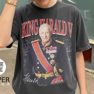 ヴィンテージ ハーラル5世国王を偲んで Comfort Colors® シャツ、ノルウェー国王グラフィックTシャツ、ノルウェー王室シャツ、ユニセックススウェットシャツギフト