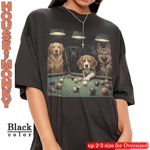 Puede incluir: Camiseta negra con un gráfico de cuatro perros jugando al billar. Los perros son un Golden Retriever, un Labrador negro, un Beagle y un Pastor Alemán. La camiseta tiene el texto "HOUSE OF MONEY" y "Black color".
