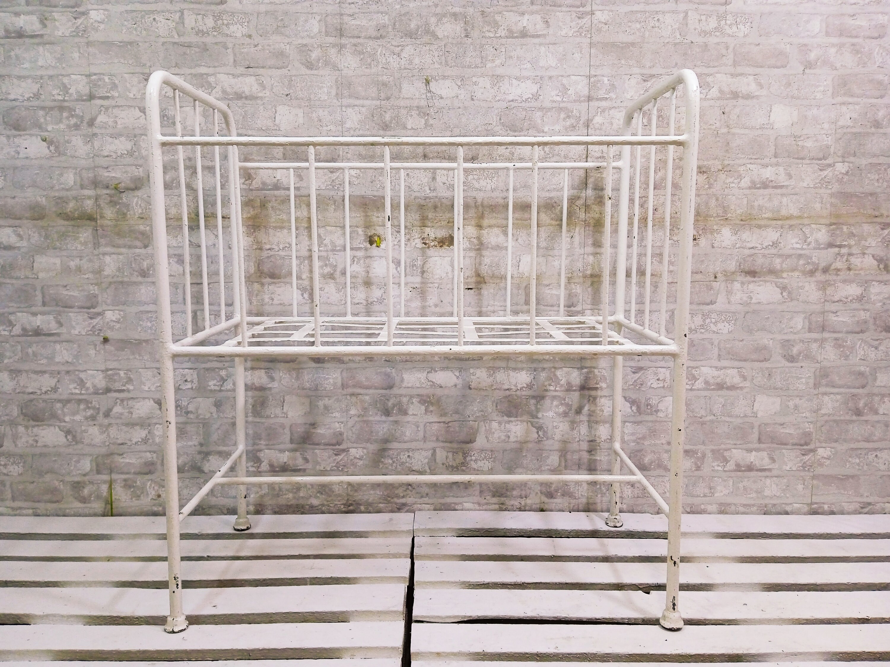 Old fashioned crib outlet
