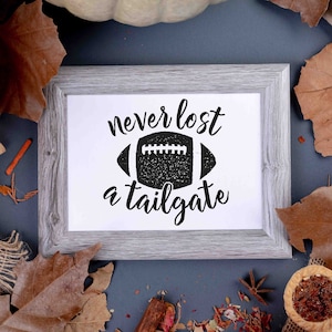 Never Lost a Tailgate Football Game Day Party Svg! Perfect Graphic om een herfst outfit cadeau of herfst evenement cadeau te maken! College Sport Kunst!
