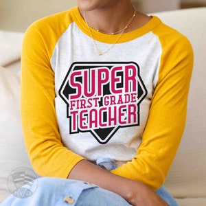 Super First Grade Teacher Svg Eps Dxf Png Bundle pour un usage personnel et commercial pour faire des chemises de héros de sublimation, des cadeaux de sweat-shirt, des décorations