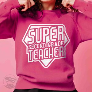 Super Second Grade Teacher Svg Eps Dxf Png Bundle Pour un usage personnel et commercial pour faire des chemises de héros de sublimation, des cadeaux de décoration de sweat-shirt!