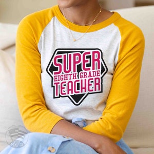 Super Eighth Grade Teacher Svg Eps Dxf Png Bundle pour un usage personnel et commercial pour faire des chemises de héros de sublimation, des cadeaux de sweat-shirt éducatifs