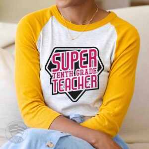Super Tenth Grade Teacher Svg Eps Dxf Png Bundle pour un usage personnel et commercial pour faire des chemises de héros de sublimation, des cadeaux de sweat-shirt éducatifs!