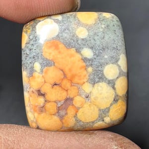 Puede incluir: Un juego de tres tazas de cerámica con un acabado moteado y mate. Las tazas son de color crema, gris claro y gris oscuro. Cada taza tiene un diseño minimalista simple y un asa redondeada. Para café o té.