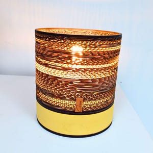 Lámpara de noche contemporánea, Lámpara de tubo de cartón, Lámpara cilíndrica, Lámpara de columna de madera, Lámpara de mesa de cartón y madera reciclada