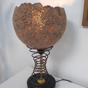Lampe Steampunk, Lampe à poser métal et carton, Lampe design écologique, Petite lampe originale ressort et dentelle de carton, Lampe moderne