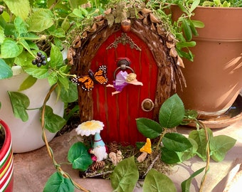 Skurrile rote Feenwaldtür, Feenwaldtür, Feengarten, Fairycore, Märchen, Gnomhaus, verzauberte Elfentür, magisches Feenportal