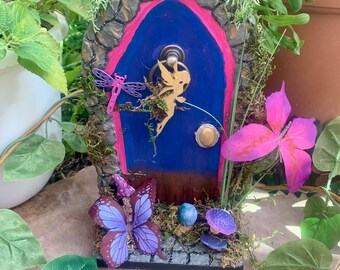 Verzauberte blaue magische Feentür, Feenportal, magisches Feenhaus, Zwergenhaus, Fairycore, Feengarten, Pixietür, Elfentür.