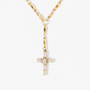 Colar com cruz de cristal e pedras preciosas em ouro 18K | Colar com cruz | Colar com rosário de ouro | Rosário com pedras preciosas | Colar delicado com rosário de ouro