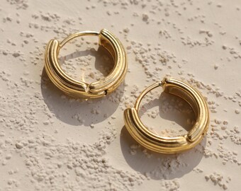 Textured Gold Huggie Hoops 17mm – Chunky Stripe Hoop Earrings, Waterproof Tarnish Free 18k Gold Plated