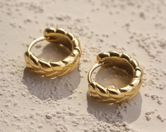 Chunky Gold Braided Huggie Hoop Earrings – 14mm Rope Textured Hoops, Waterproof Tarnish Free 18k Gold Plated