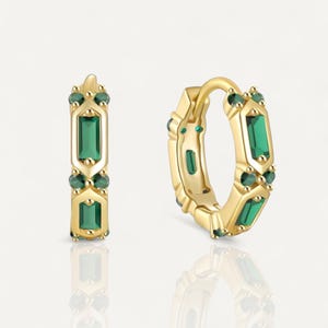 Orecchini in argento sterling 925 placcato oro 18 carati con smeraldo - Orecchini a cerchio Huggie verde smeraldo - Delicati orecchini a cerchio in oro - Orecchini con cristallo di smeraldo
