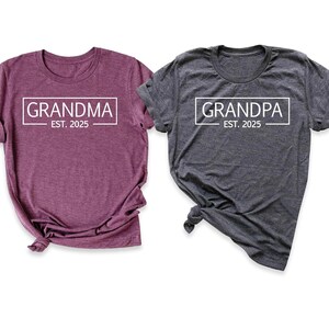 Maglietta personalizzata Est. Nonna e nonno, regalo per i nonni, maglietta per la nuova nonna, maglietta per il nuovo nonno, maglietta per l&#39;annuncio della gravidanza dei nonni