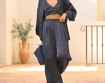 Schwarzer 3-teiliger Satinanzug für Damen, bestehend aus einer weiten Hose, einem Cropped-Top und einem Oversized-Langarmhemd – Loungewear-Set
