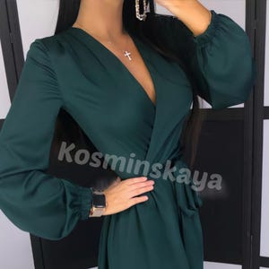 Smaragdgrünes Maxikleid aus Seide: Tiefer V-Ausschnitt, hoch geschlitztes Kleid