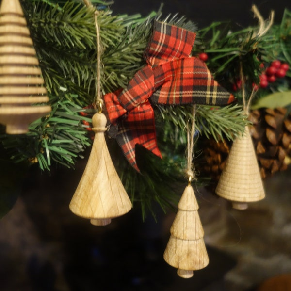 Christbaumschmuck aus Holz | Handgemachte Eiche Scandi Style Hängende Weihnachtsbäume | 4 Handgefertigte Weihnachtsdeko aus Holz