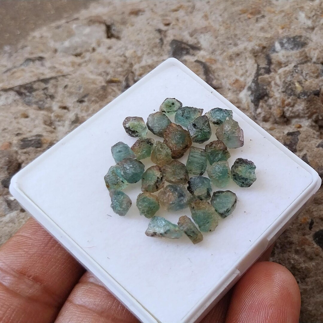 グリーントルマリン原石 青緑色のトルマリン原石：27ピースの原石ロット - Etsy 日本