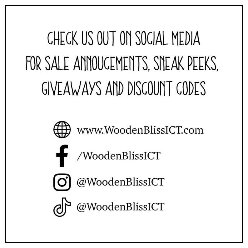Puede incluir: Iconos de redes sociales y direcci&oacute;n del sitio web para WoodenBlissICT. Encu&eacute;ntranos en las redes sociales para anuncios de venta, adelantos, regalos y c&oacute;digos de descuento. www.WoodenBlissICT.com /WoodenBlissICT @WoodenBlissICT @WoodenBlissICT