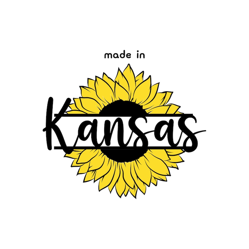 Puede incluir: Un girasol amarillo con un centro negro, con el texto "made in Kansas" escrito en cursiva negra a trav&eacute;s del centro del girasol.