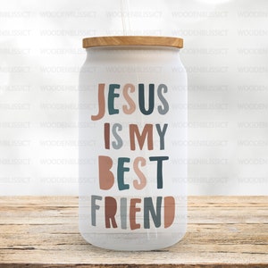 Puede incluir: Un vaso blanco con tapa de madera y una pajita. El vaso tiene el texto "Jes&uacute;s es mi mejor amigo" en letras de colores.