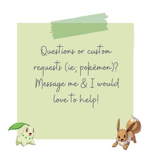 Może przedstawiać: Jasnozielona karteczka samoprzylepna z tekstem "Pytania lub niestandardowe prośby (np. pok&eacute;mon)? Napisz do mnie, a chętnie pomogę!" jest przyklejona do białego tła. Dwie postacie z kresk&oacute;wek Pok&eacute;mon znajdują się na dole notatki.