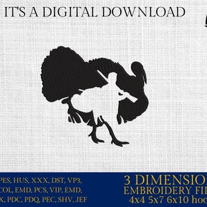 以下が含まれることがあります： 「It's a Digital Download」と書かれた、狩人と七面鳥の黒いシルエット。 「Embro Daddy」のロゴが含まれています。 下部のテキストは「3 Dimensions Embroidery Files」と書かれており、ファイル形式とフープサイズ（4x4、5x7、6x10インチ）がリストされています。