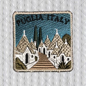 Pode incluir: Patch bordado com uma representação detalhada das casas trullo tradicionais da Apúlia, Itália, sob um céu azul. O patch é quadrado com uma borda costurada e o texto "PUGLIA ITALY" na parte superior.