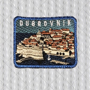 Broderad lapp i Dubrovnik – Kroatiens resesouvenir, Strykmärke från Gamla stan och Adriatiska havet, kroatisk ryggsäckslapp