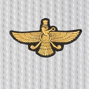 Op de afbeelding: Geborduurde patch met een gouden Faravahar-symbool met zwarte omlijning. De Faravahar, een Zoroastrisch symbool, toont een gevleugelde figuur met een menselijke vorm, die een ring vasthoudt. De patch staat op een witte, getextureerde achtergrond.