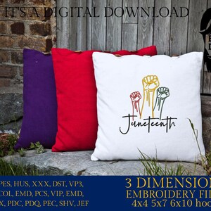 K&ouml;nnte beinhalten: Drei wei&szlig;e Kissenbez&uuml;ge mit roten, violetten und wei&szlig;en Bez&uuml;gen. Das mittlere Kissen hat ein gesticktes Design mit drei erhobenen F&auml;usten und dem Wort "Juneteenth" darunter. Die Kissen liegen auf einer Backsteinmauer mit gr&uuml;nem Gras im Vordergrund.