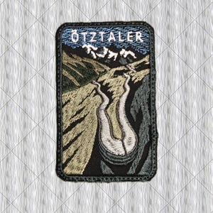Könnte beinhalten: Ein rechteckiger gestickter Aufnäher mit einer Berglandschaft, einem geschwungenen weißen Pfad, dunkelgrünen Hängen und einem blauen Himmel. Der Text "ÖTZTALER" ist in Weiß oben auf den Aufnäher gestickt, der einen schwarzen Rand hat.