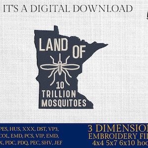 Op de afbeelding: Een blauwe omtrek van de staat Minnesota met de tekst "Land of 10 Trillion Mosquitoes" en een muggenafbeelding erin. De tekst "It's a Digital Download" staat bovenaan de afbeelding. De tekst "EXP, PES, HUS, XXX, DST, VP3, CSD, COL, EMD, PCS, VIP, EMD, INF, JPX, PDC, PDQ, PEC, SHV, JEF" staat onderaan de afbeelding. De tekst "3 Dimensions Embroidery Files 4x4 5x7 6x10 hoops" staat rechtsonder in de afbeelding.