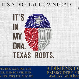 Op de afbeelding: Borduurwerk van een vingerafdruk met de kleuren van de vlag van Texas, rood, wit en blauw. De tekst "It's in my DNA. Texas Roots." staat boven de vingerafdruk. Het ontwerp is verkrijgbaar in de maten 4x4, 5x7 en 6x10.