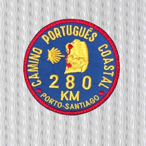Può includere: Toppa ricamata circolare con sfondo blu e bordo rosso. La toppa presenta il testo "CAMINO PORTUGUES COASTAL" e "PORTO-SANTIAGO" in giallo. Sono presenti anche una conchiglia gialla e una mappa del Portogallo, insieme al numero "280 KM".