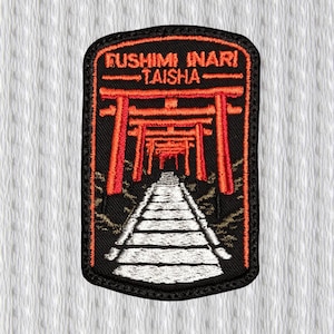 Può includere: Toppa ricamata raffigurante il santuario Fushimi Inari Taisha a Kyoto, in Giappone. Il disegno presenta un sentiero attraverso file di porte torii arancioni vivaci, su sfondo nero. Il testo "FUSHIMI INARI - TAISHA" è ricamato in alto.