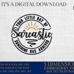 Puede incluir: Un diseño de bordado digital que presenta un círculo azul con el texto "Your Little Ray of Sarcastic Sunshine Has Arrived". El diseño incluye un sol amarillo y una línea ondulada. El diseño está disponible en varios tamaños, incluidos los aros de 4x4, 5x7 y 6x10.