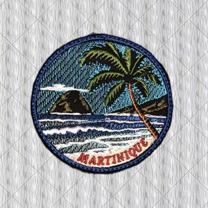 Peut inclure: Un écusson brodé circulaire représentant une scène de plage tropicale avec un palmier, des vagues et une silhouette de montagne. Le mot MARTINIQUE est brodé en fil rouge sur le bord inférieur, encadré par une bordure bleu foncé sur fond blanc.