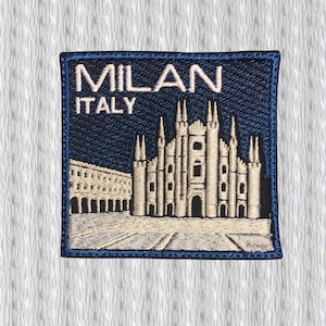 Könnte beinhalten: Ein quadratischer Aufnäher mit dunkelblauem Hintergrund und weißem Rand. Der Aufnäher zeigt den Text "MILAN ITALY" in Weiß sowie eine Illustration eines Gebäudes. Das Gebäude ist hellbeige.